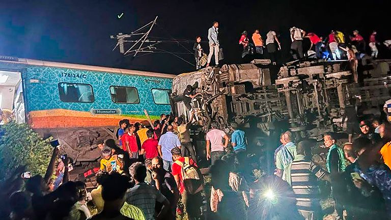 भारतमा तीनवटा रेल ठोक्किँदा २ सय जनाभन्दा धेरैको मृत्यु