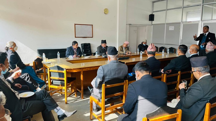 संसद विघटन गर्ने ओलीको कदमविरुद्ध रणनीति बनाउँदै प्रचण्ड-नेपाल पक्ष, संविधानविदहरुसँग छलफल