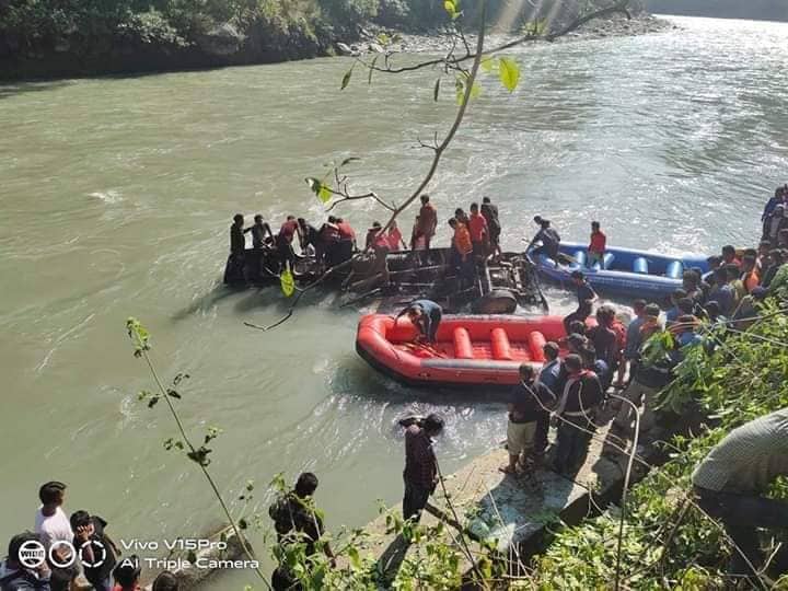 सुकुटे बस दुर्घटनामा ६ को निधन
