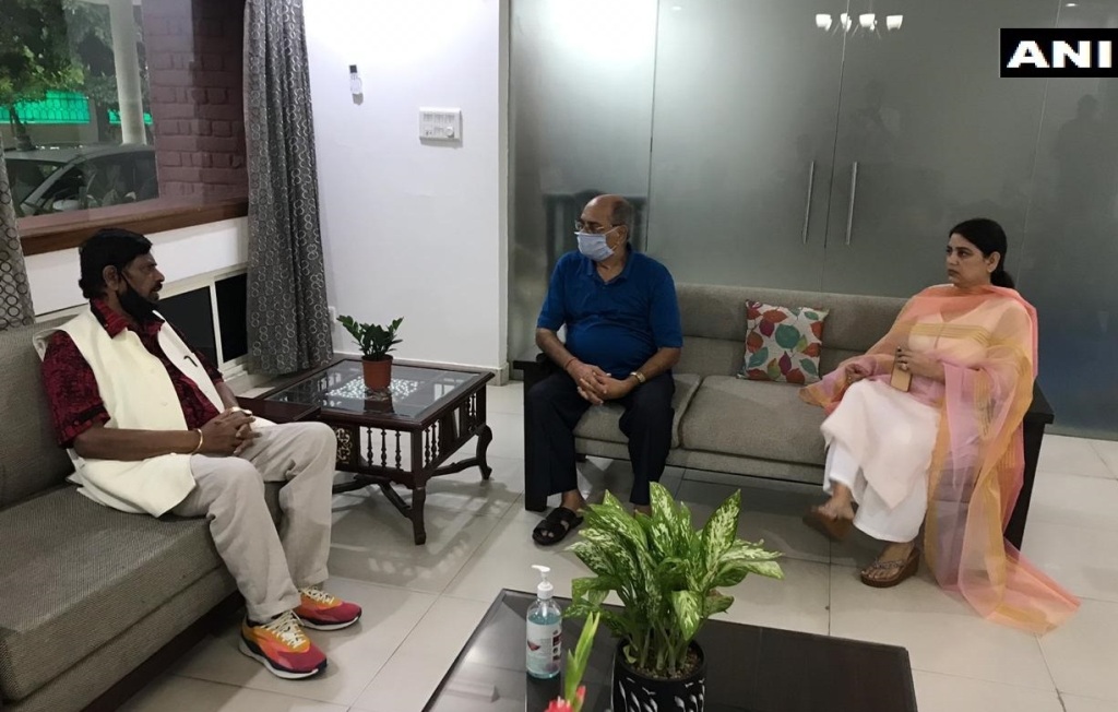 सुशान्तका परिवारलाई भेटेर मोदी सरकारका मन्त्रीले भने, ‘यो आत्महत्या होइन’