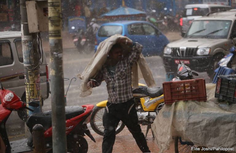 पश्चिमी वायुको प्रभावले देशैभर वर्षा, बुधबारदेखि मौसममा सुधार आउने