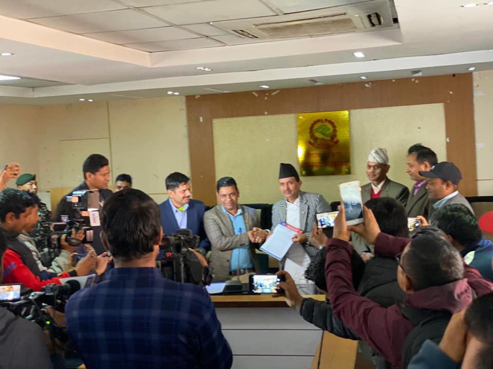 कोरोना आशंका गरिएकालाई सरकारले क्वारेन्टाइनमा राख्न सक्दैन, ज्वरो आए अस्पतालमा परीक्षण गर्ने व्यवस्था गर्छौं : स्वास्थ्यमन्त्री ढकाल