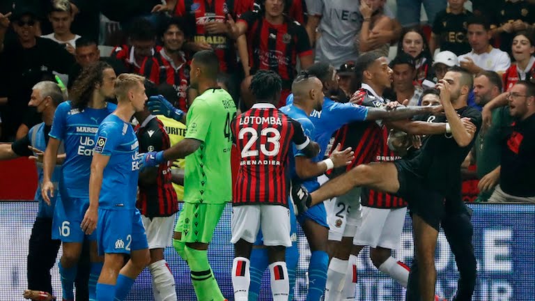 मार्सेलीका खेलाडीलाई दर्शकले आक्रमण गरेपछि खेल रोकियो, झगडा गर्न मैदानमै उत्रिएका थिए दर्शक