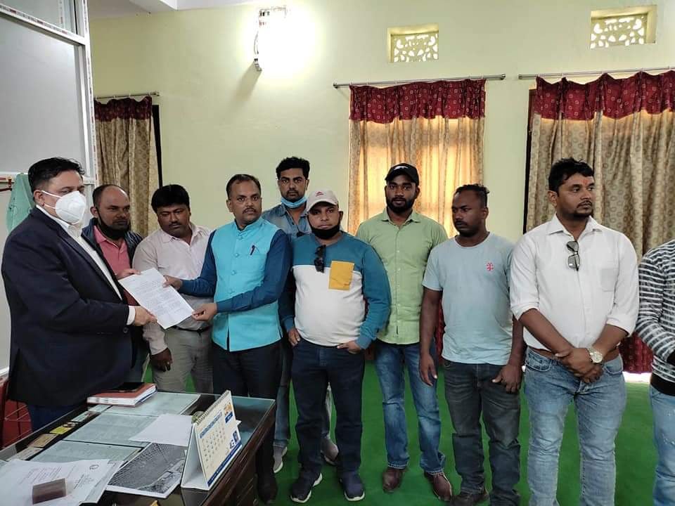 ५ वर्षदेखि अलपत्र तिलावे खोलाको पुल निर्माणका लागि सीडीओलाई पर्साका युवाहरुको समूहको ज्ञापनपत्र