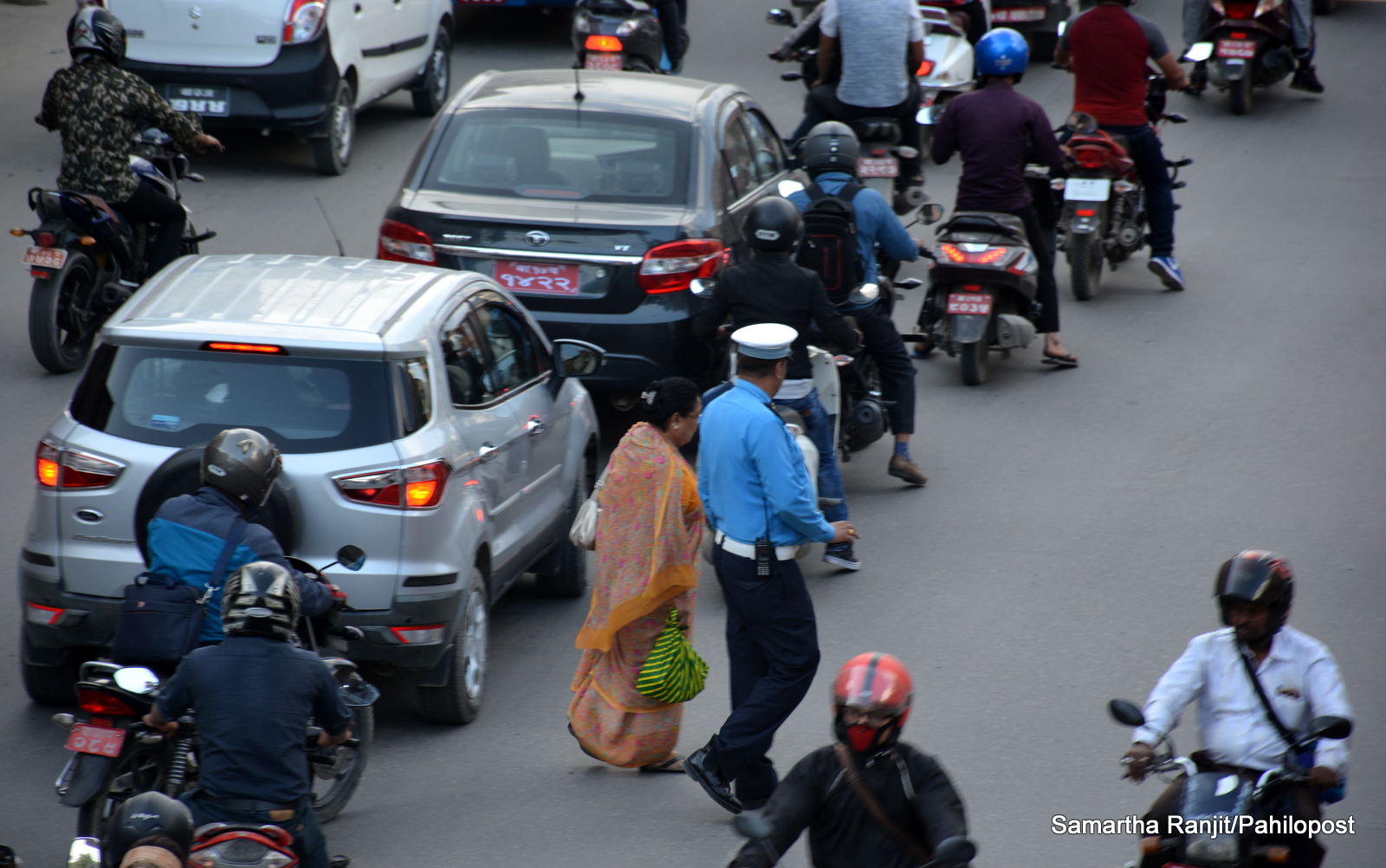 सवारीको भाडा निगरानी गर्न सादा पोसाकमा ट्राफिक : बढी लिनेलाई समात्दै कारबाही