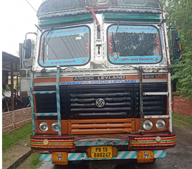 प्रज्ञापनपत्र भन्दा बढी चकलेट बोकेको भारतीय नम्बर प्लेटको ट्रक प्रहरी नियन्त्रणमा