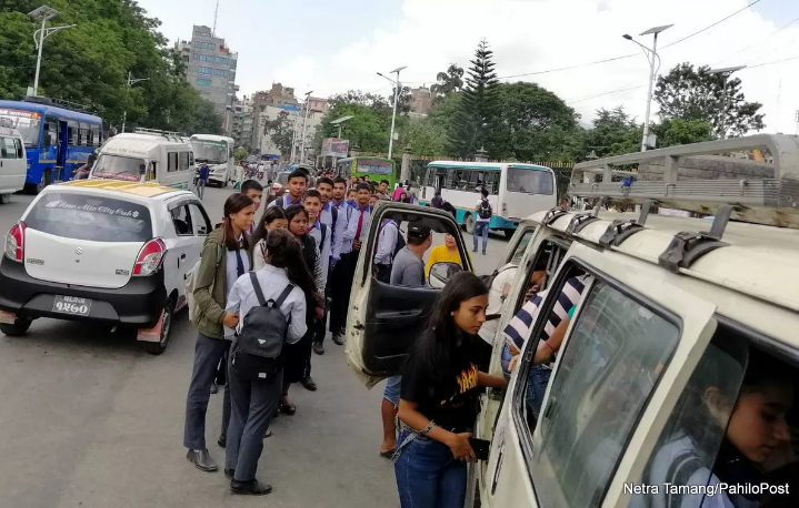 सार्वजनिक यातायातमा प्रहरीको ‘सेफ्टी पिन अपरेसन’: महिलामाथि दुर्व्यवहार गर्नेमा अविवाहित पुरुष धेरै