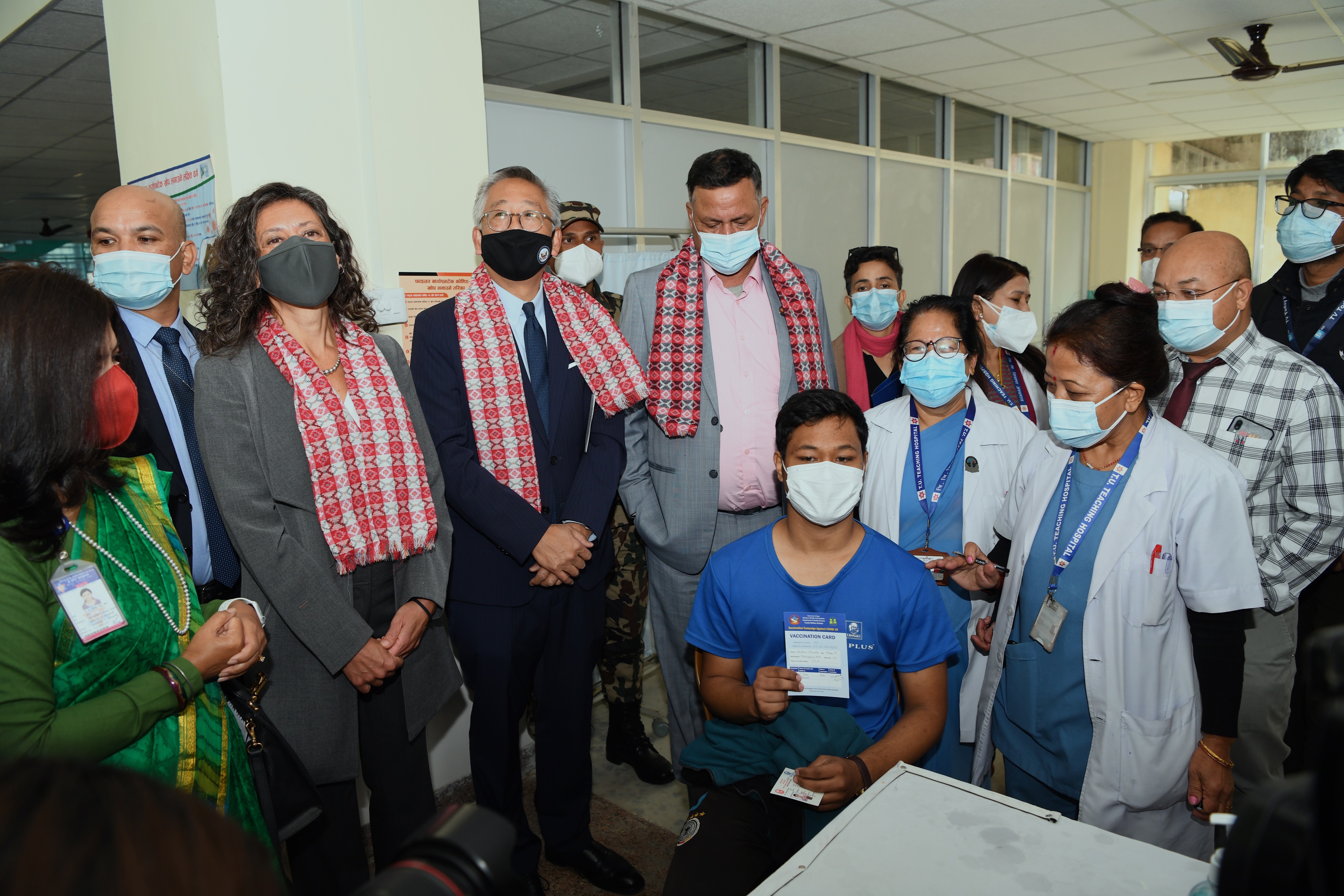 स्वास्थ्यमन्त्री खतिवडासँगै शिक्षण अस्पताल पुगे अमेरिकी सहायक विदेशमन्त्री लु