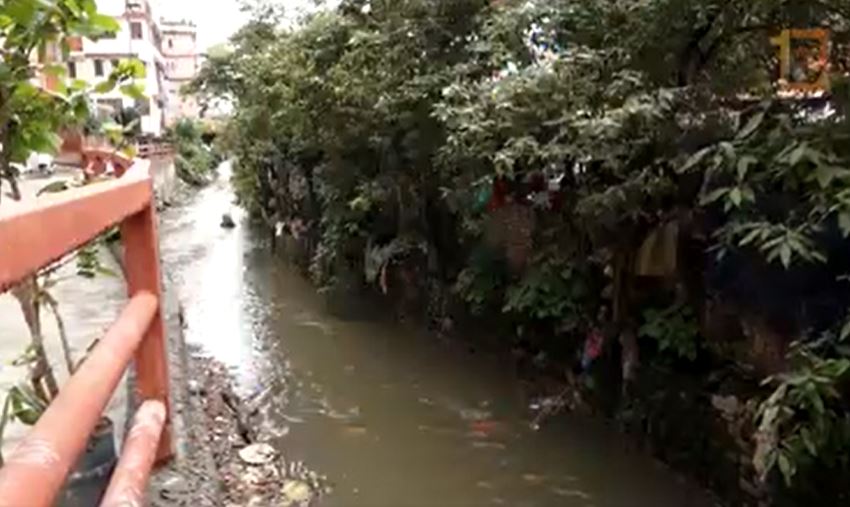 टुकुचा खोलाको भेलले बगायो मोटरसाइकल, चालकको उद्धार