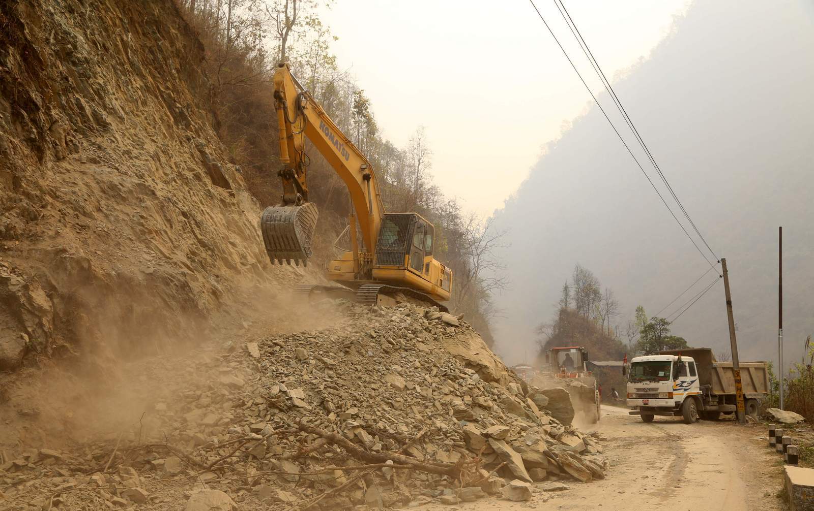 चितवनको जलविरेमा सुख्खा पहिरो, मुग्लिन सडक फेरि अवरुद्ध