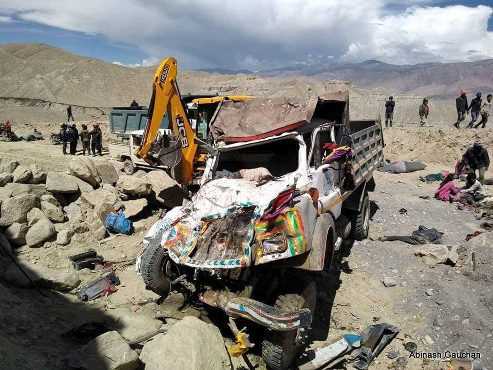 मुस्ताङ टिपर दुर्घटनाः आमाबाबुको मृत्यु, ६ र १२ वर्षीय नाबालक किरियामा