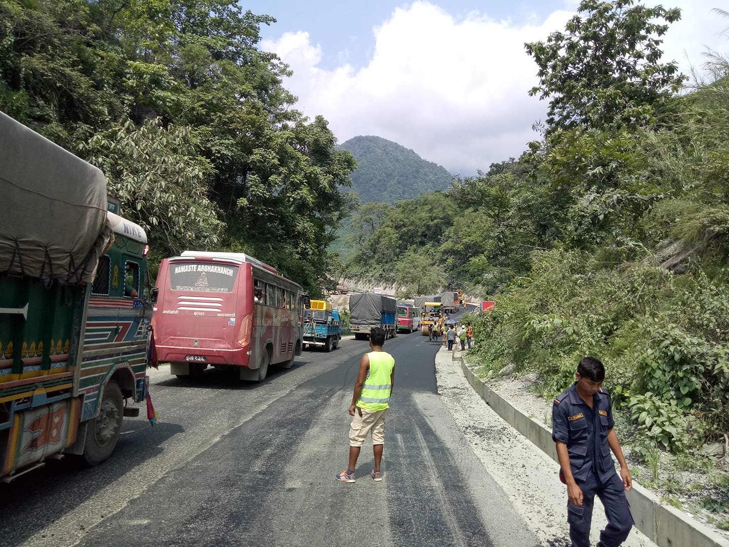 पहिरोले अवरुद्ध नारायणगढ मुग्लिङ सडक खुल्यो, एकतर्फी सवारी सञ्चालनमा