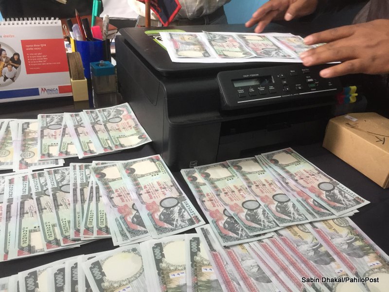 रोकिएन काठमाडौंमा नक्कली नोटको कारोबारः म्यानपावरमा काम गर्ने कर्मचारीको कोठामा १ लाख ५२ हजार रुपैयाँ बराबरको नक्कली नोट