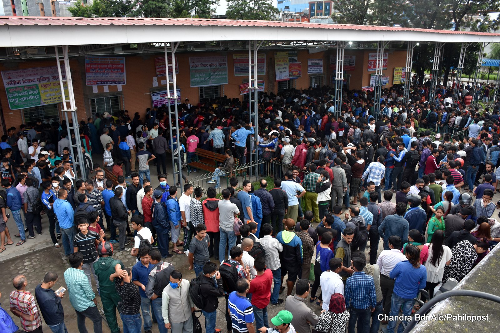 यात्राको कहरः दशैँका लागि बसको टिकट लिन लामबद्ध सर्वसाधरण हेर्नुस् फोटोमा