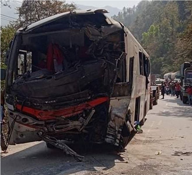 झापाबाट काठमाडौं आउँदै गरेको बस चितवनमा दुर्घटना, ३८ जना घाइते
