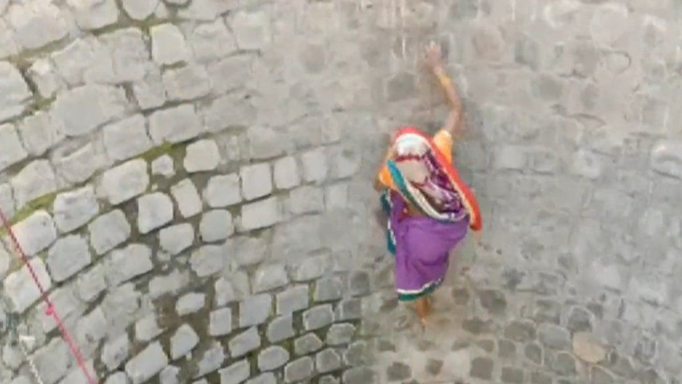 भाइरल भिडियो : पानीको लागि ज्यान जोखिममा राख्दै भारतीय महिला, 'पानी नपाए अब निर्वाचन बहिष्कार'