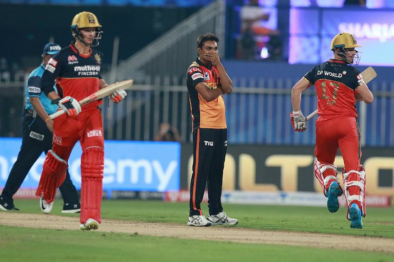 चलेन बेङ्ग्लोरको ब्याटिङ, हैदराबादलाई १ सय २१ रनको लक्ष्य