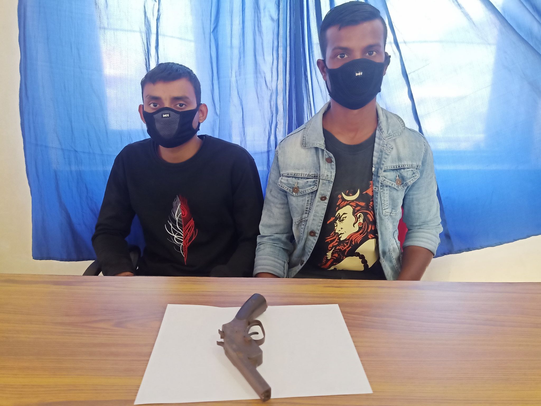 कटुवा पेस्तोल सहित दुई युवक समातिए