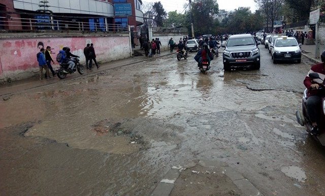 भिआइपी एरियामा मात्रै कालोपत्रे गरेर उम्कियो मेलम्ची, हिलाम्मे सडक सर्वसाधारणलार्इ सास्ती