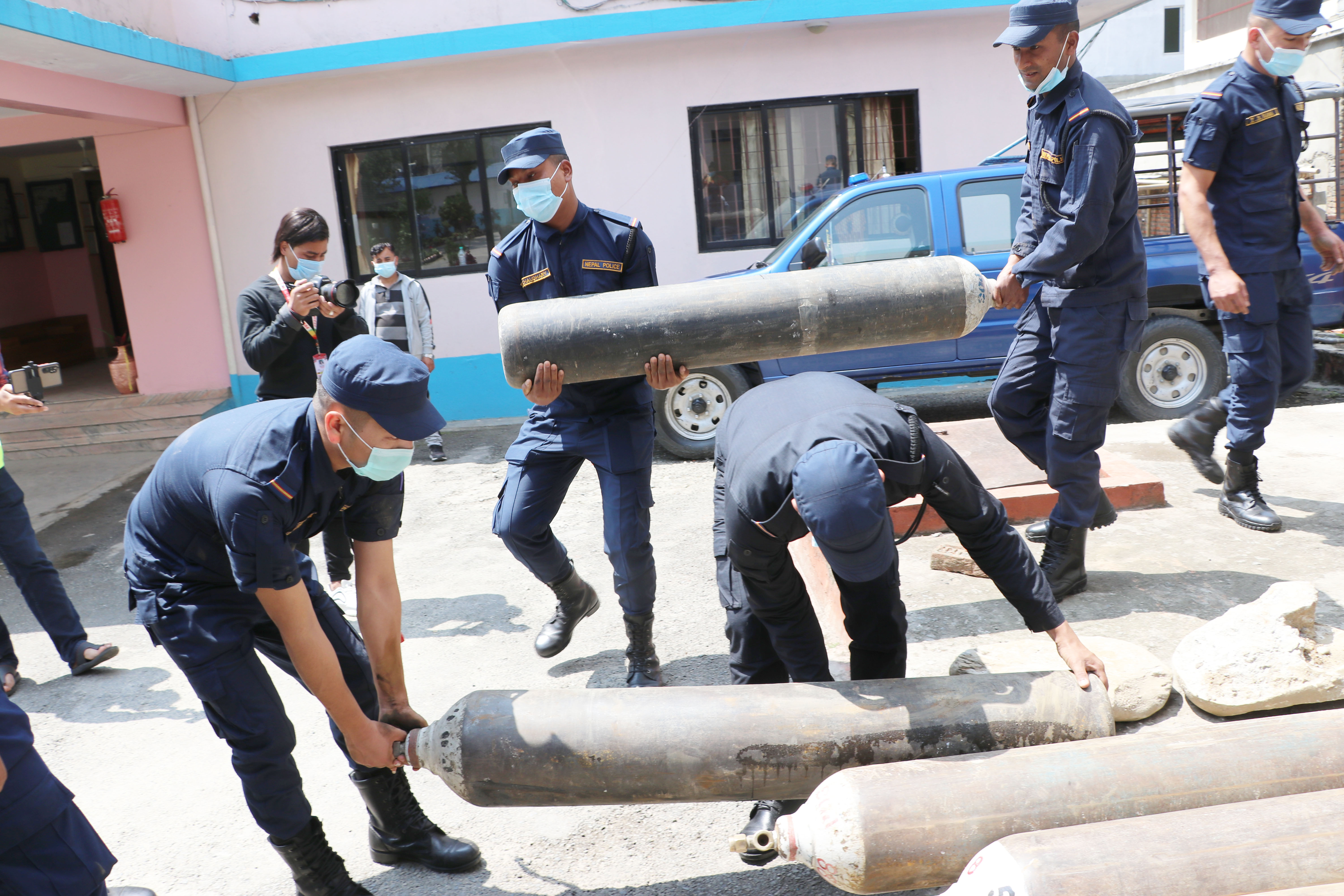 वर्कसप, ग्यारेजका अक्सिजन सिलिण्डर जफत गर्दै प्रहरी