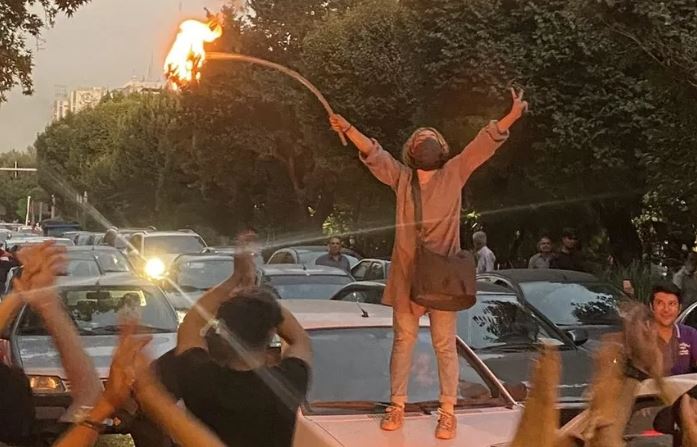 इरानी महिलाले किन जलाउँदैछन् आफैले लगाएको हिजाव ?