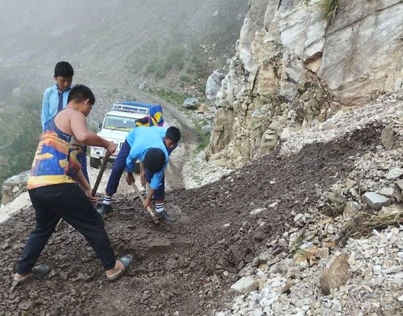 पहिरोले अवरुद्ध भयो मध्यपहाडी लोकमार्गको बागलुङ-बुर्तिबाङ सडकखण्ड