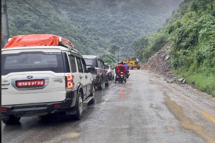 चितवनको चौधकिलोमा दुईवटा ठुलो ढुङ्गा खस्दा बाटो अवरुद्ध