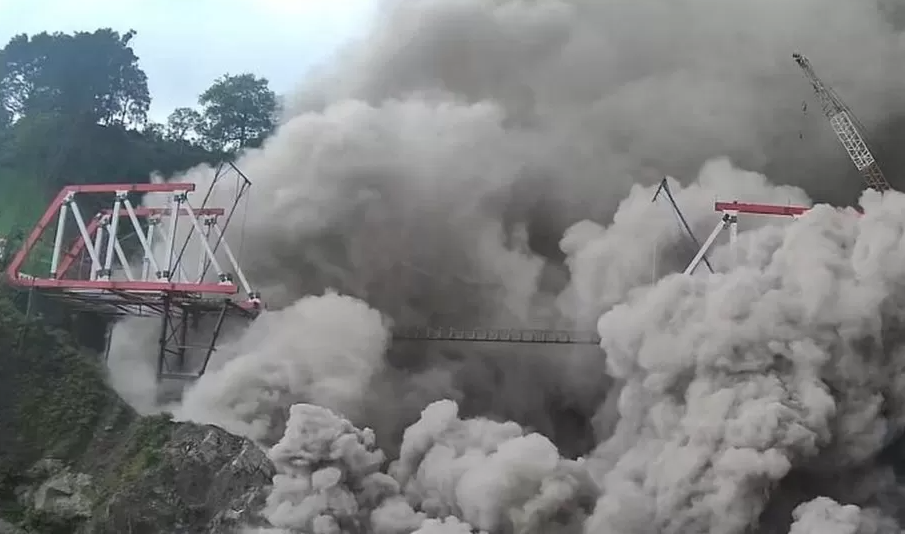 इन्डोनेसियामा ज्वालामुखी विस्फोट, दुई हजार जनालाई गरियो स्थानान्तरण