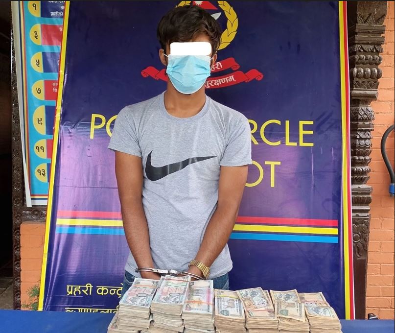 बसमा आएका यात्रुको झोलाभित्र साढे ३९ लाख रुपैयाँ, स्रोत खुलाउन नसकेपछि हिरासतमा