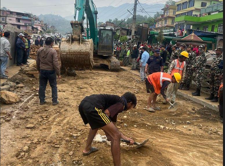 धार्केमा भासिएर अवरुद्ध बनेको सडकको एक लेन खुल्यो